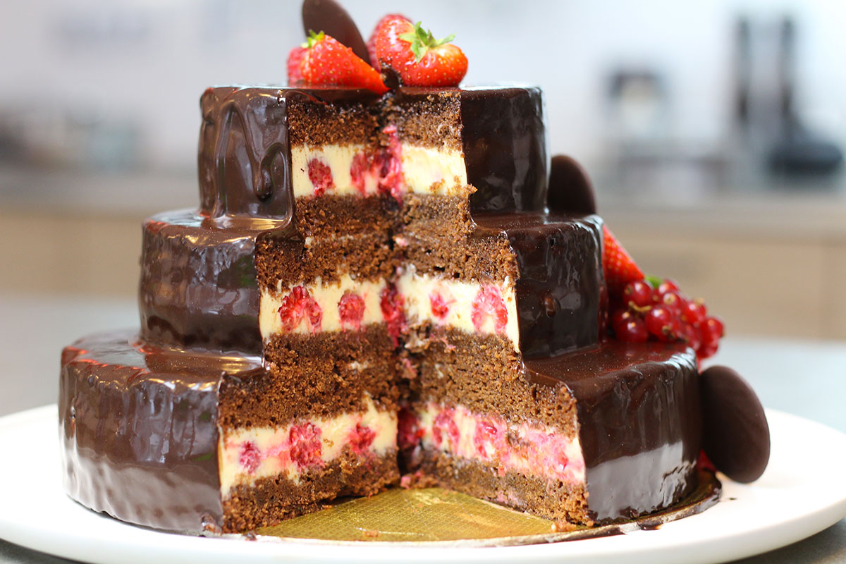 Gâteau Danniversaire Au Chocolat à étages