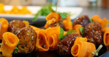 Brochettes de boulettes de poulet laquées