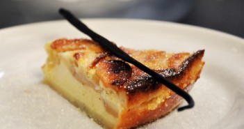 Clafoutis d’automne aux poires, pommes et vanille